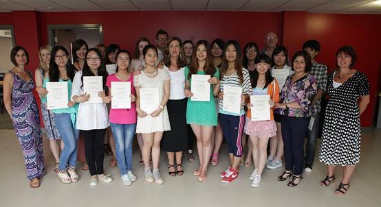 一群人站在一起描述已自动生成