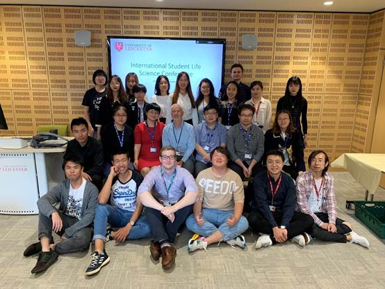 一群人聚在一起拍照描述已自动生成