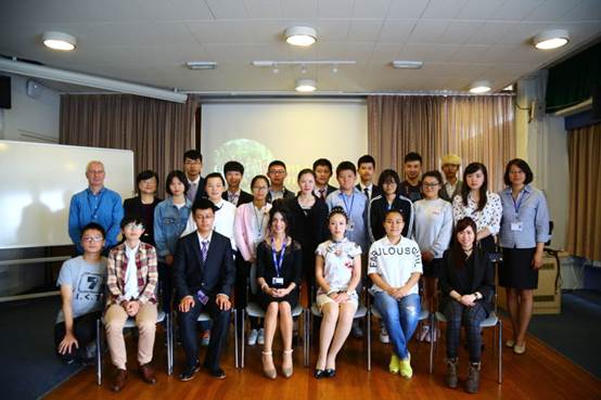 一群人站在房间里描述已自动生成