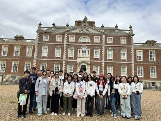 一群人站在建筑前描述已自动生成