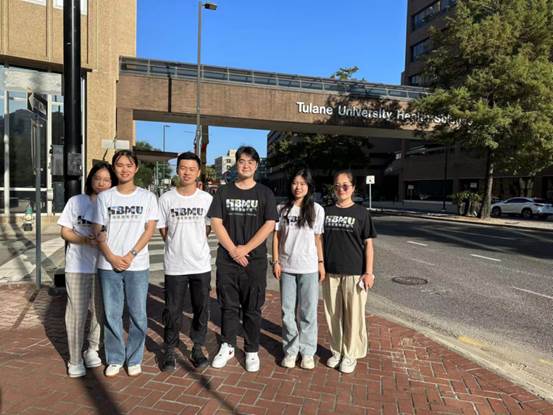 一群人站在街道上描述已自动生成