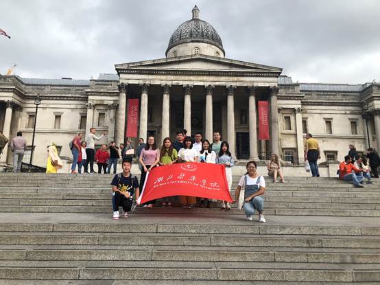 一群人站在建筑前描述已自动生成