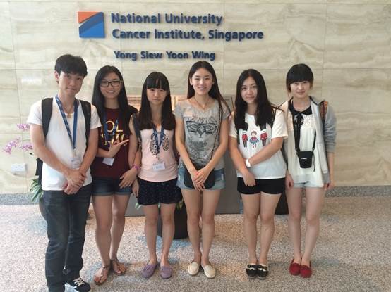 一群人站在一起合影描述已自动生成