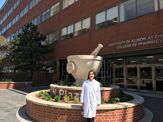 人站在建筑前中度可信度描述已自动生成