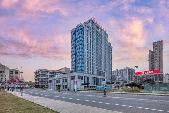 城市街道与高楼大厦描述已自动生成